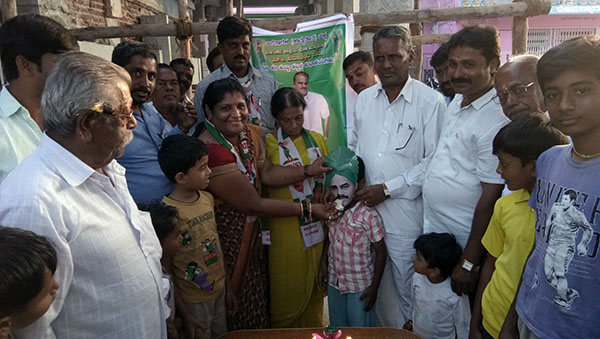 ಹನೂರು: ಕುಮಾರಸ್ವಾಮಿ ಹುಟ್ಟುಹಬ್ಬದ ಪ್ರಯುಕ್ತ ಸಿಹಿ ಹಂಚಿ ಸಂಭ್ರಮಾಚರಣೆ